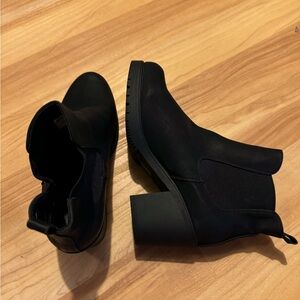 NWT Chelsea Ankle Boots